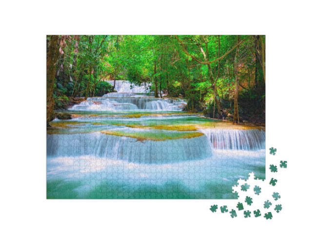 Puzzle 1000 Teile „Wunderschöner Huay Mae Kamin Wasserfall im Regenwald bei Kanchanaburi, Thailand“