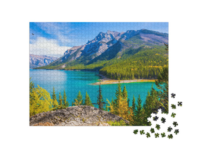 Puzzle 1000 Teile „Lake Two Jack: Wasser und Nadelwälder, Rocky Mountains, Kanada“