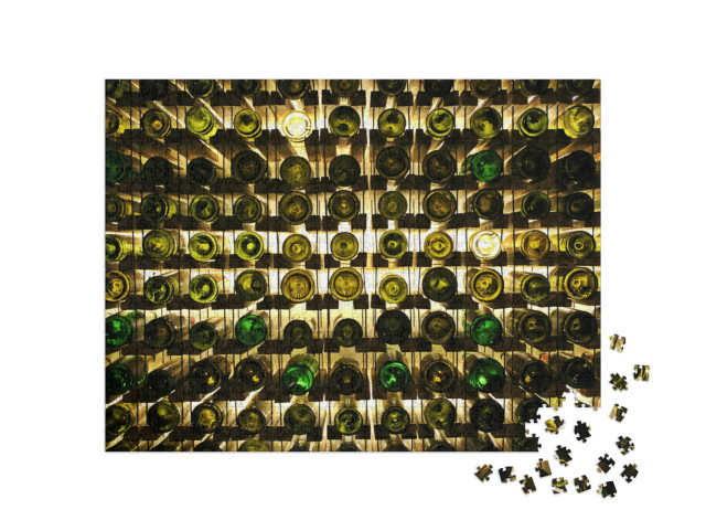 Puzzle 1000 Teile „Abstrakte Fotografie: Weinflaschen im Weinregal“