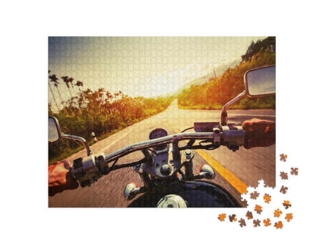 Puzzle 1000 Teile „Motorradfahrer mit freier Fahrt auf leerer Straße“