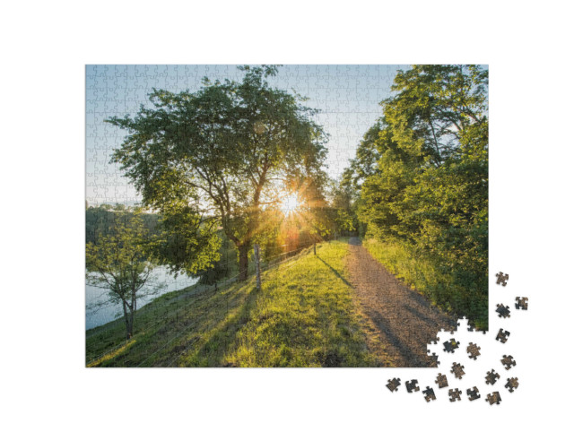 Puzzle 1000 Teile „Abendstimmung am Weinfelder Maar in der Eifel, Deutschland“