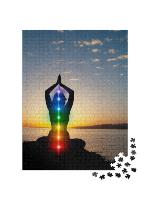 Puzzle 1000 Teile „Silhouette einer Frau sitzt im Lotus-Sitz am Strand, Yoga“
