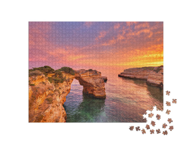 Puzzle 1000 Teile „Praia de Albandeira - schöne Küste der Algarve bei Sonnenuntergang, Portugal“