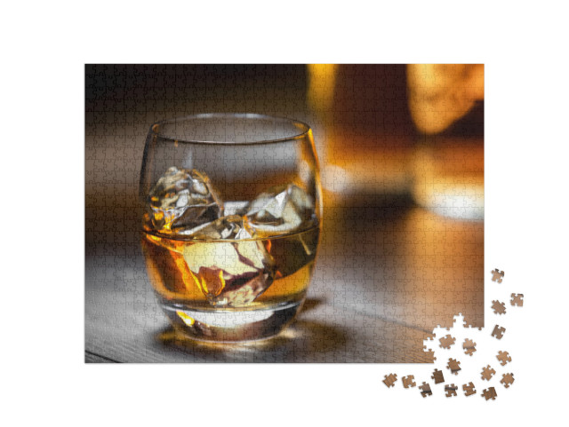 Puzzle 1000 Teile „Erfrischendes Glas Scotch- oder Bourbon-Whisky auf Eis“