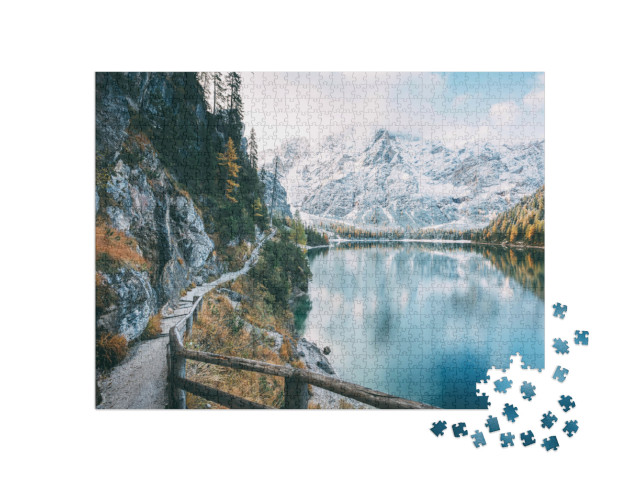 Puzzle 1000 Teile „Pragser Wildsee in den verschneiten Dolomiten“