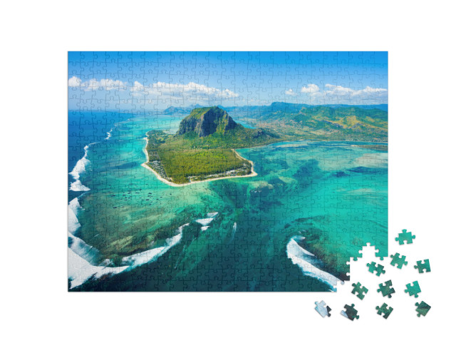 Puzzle 500 Teile „Beeindruckende Luftaufnahme des Inselpanoramas und Unterwasser-Wasserfalls von Mauritius“