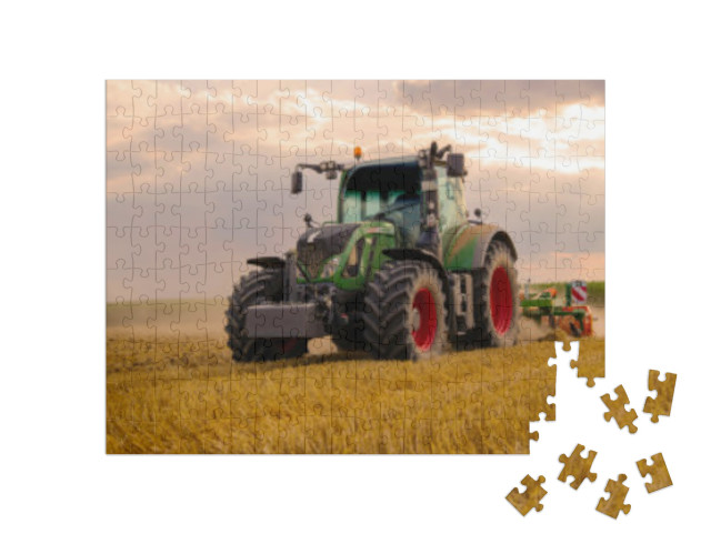 Puzzle 200 Teile „Grüner Traktor pflügt ein Getreidefeld “