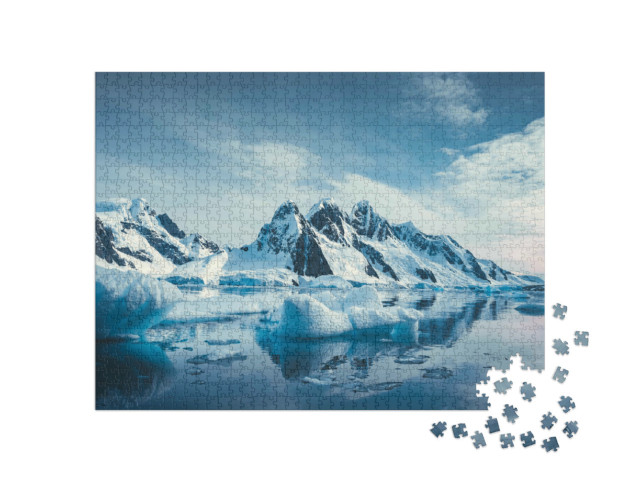 Puzzle 1000 Teile „Antarktischer Winter: eisbedeckte Berge im Südpolarmeer“