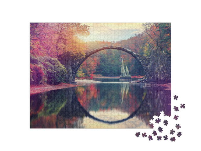 Puzzle 1000 Teile „Herbstlandschaft: Teufelsbrücke von Kromlau, Sachsen“